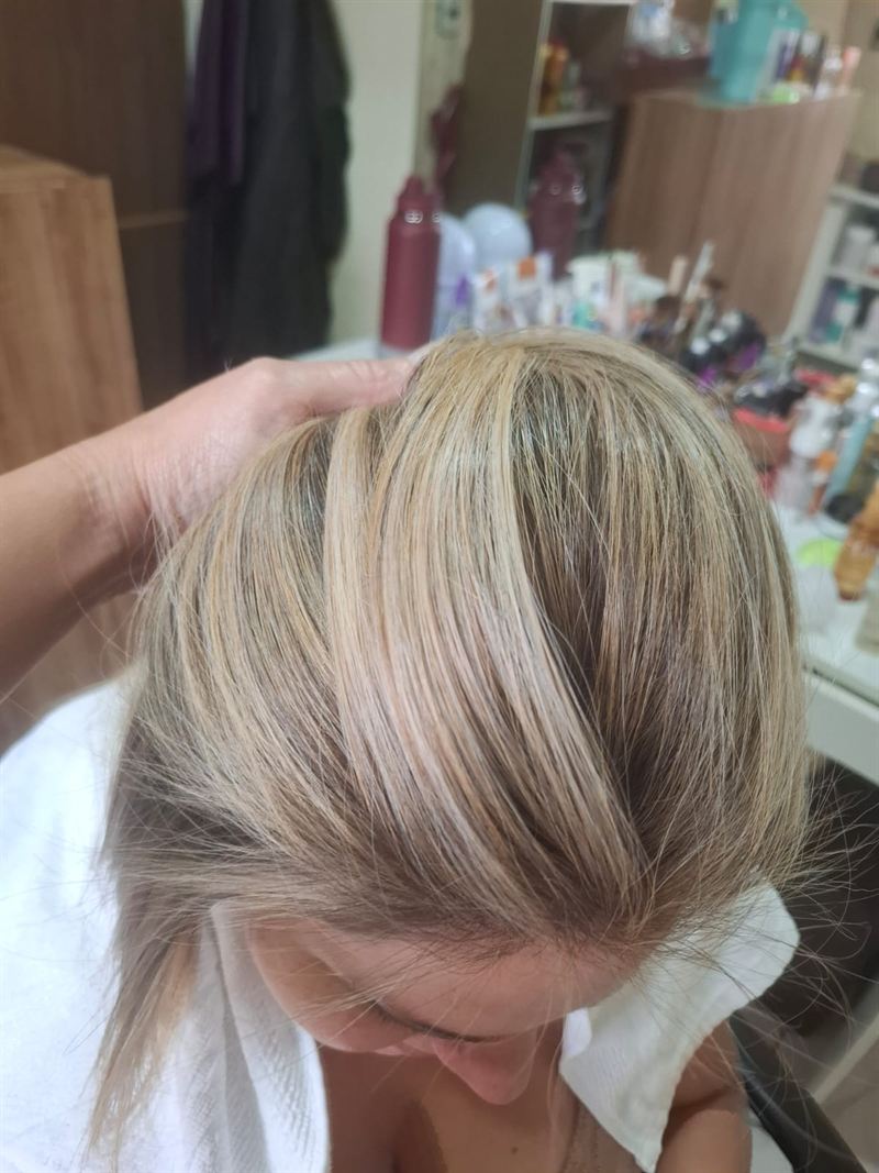 Cabelo loiro com luzes e mechas iluminadas, realizado no Studio Helena Fernandes em Manaus