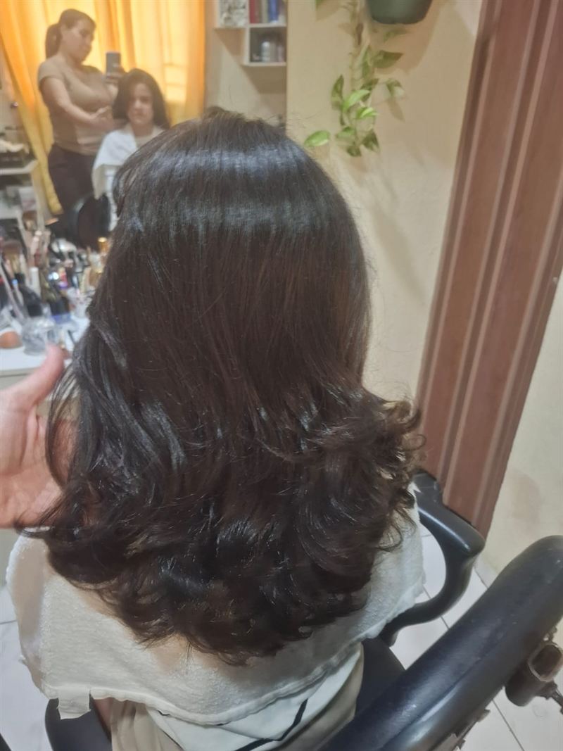 Escova modelada em cabelo castanho com brilho e volume nas pontas, no Studio Helena Fernandes em Manaus